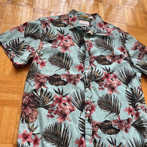 In Season Floral Button Down Size Medium - Picture 3 of 4